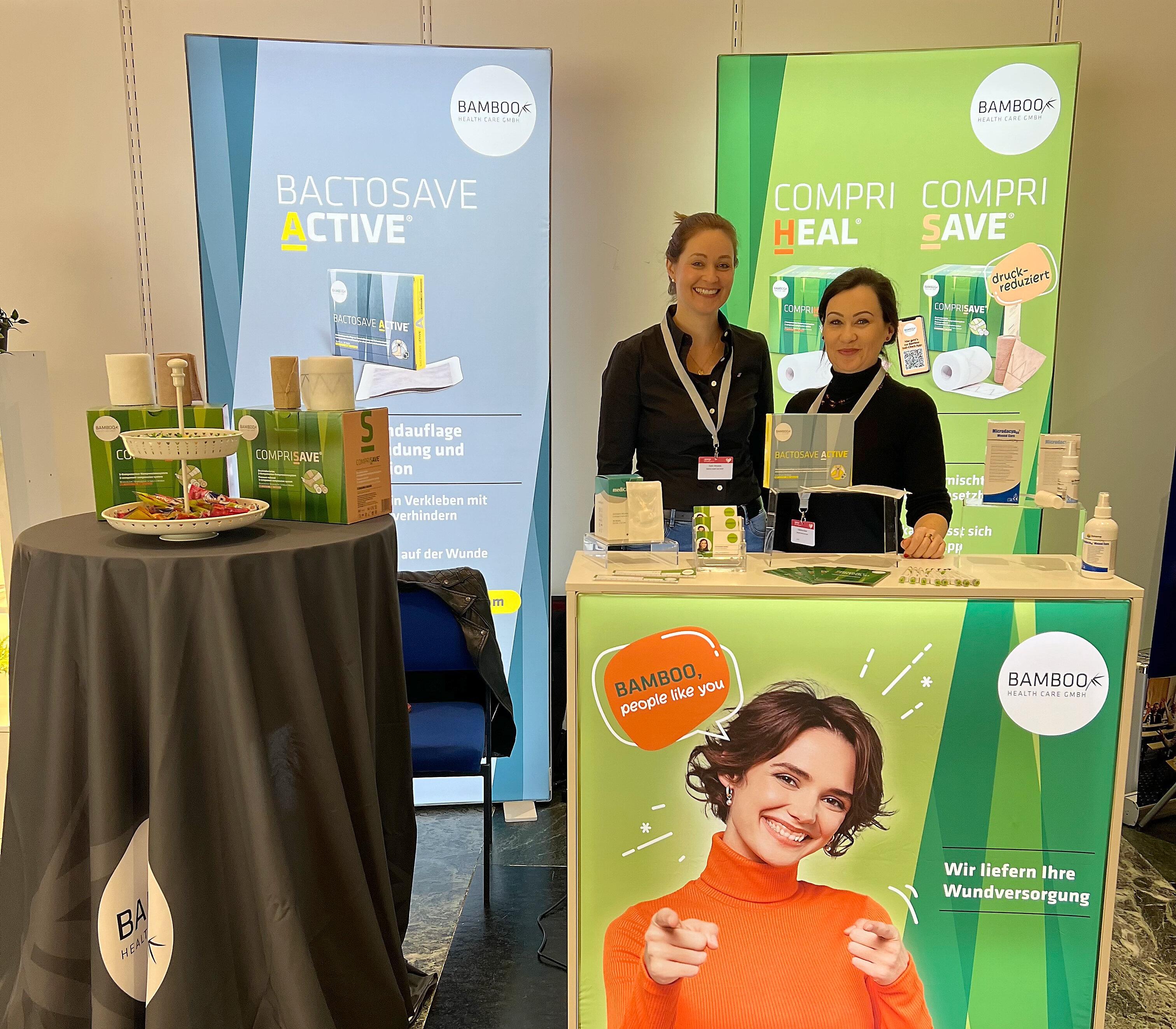 Unsere Außendienstmitarbeiterinnen Karin Winands und Katharina Model hinter unserem neuen Messestand. | © Bamboo Health Care GmbH