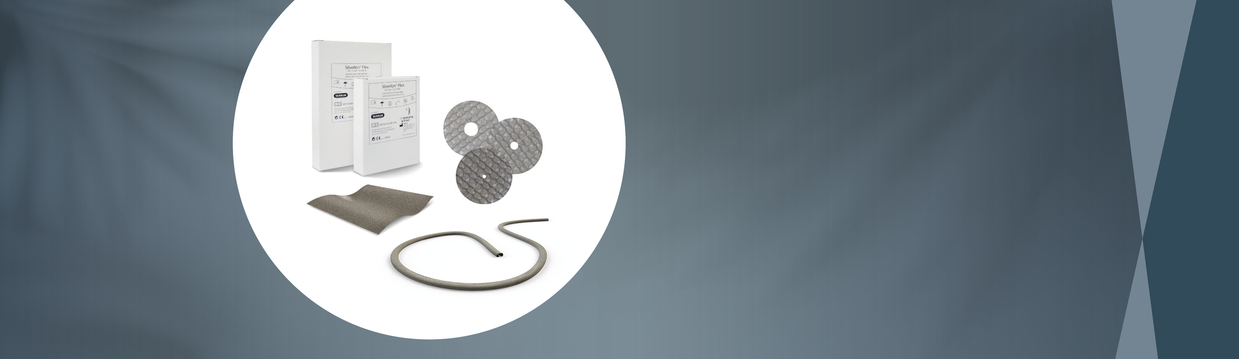 Im Fokus verschiedene Wundverbände des Produktes Silverlon® von sanaFactur, arrangiert als Gruppe um zwei Verpackungen von Silverlon® Flex.