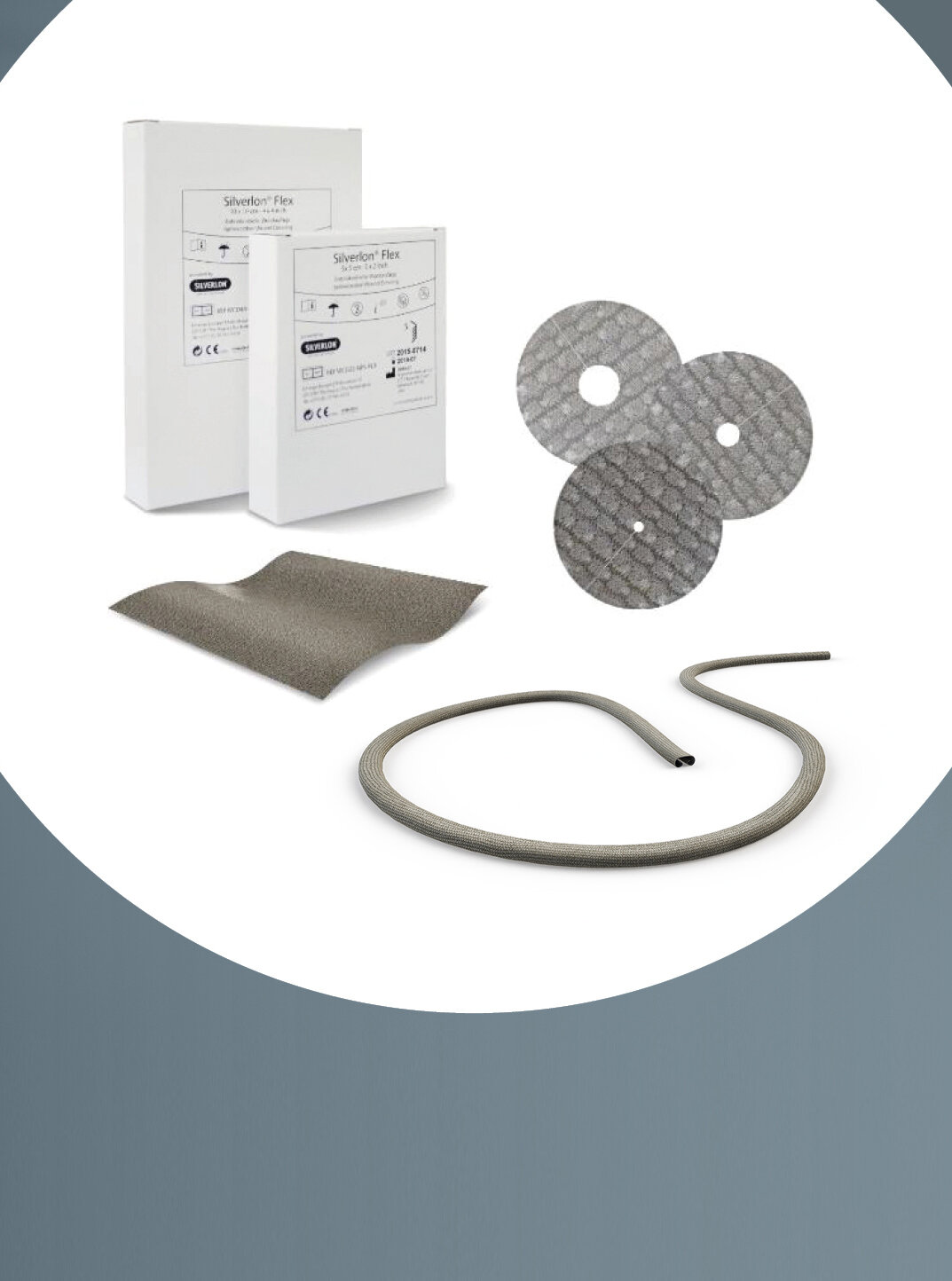 Im Fokus verschiedene Wundverbände des Produktes Silverlon® von sanaFactur, arrangiert als Gruppe um zwei Verpackungen von Silverlon® Flex.